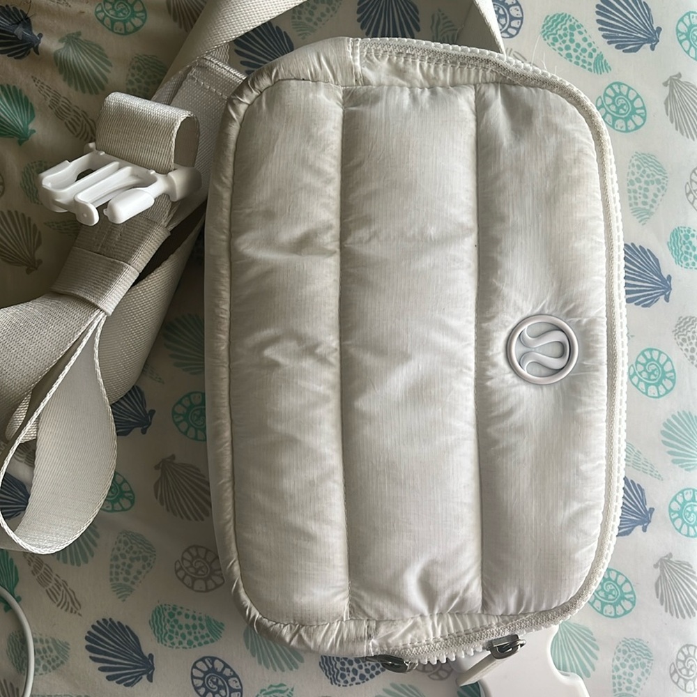 🍋LULULEMON White Wunder Puff Belt Bag 2L & emergency hair tie on back zipper